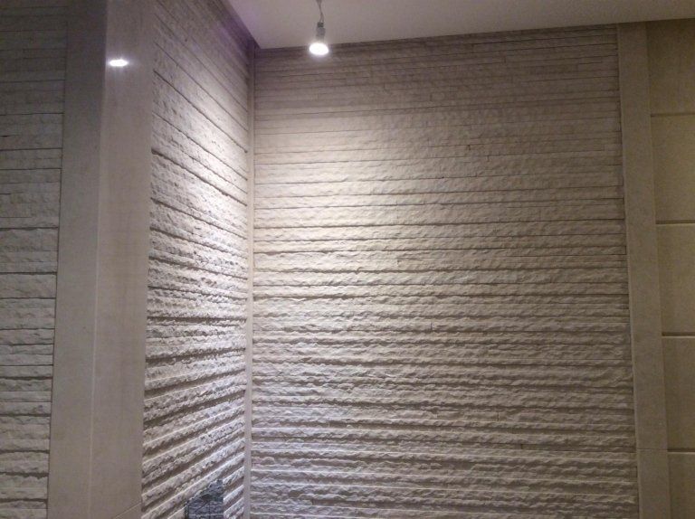 parete in pietra bianca