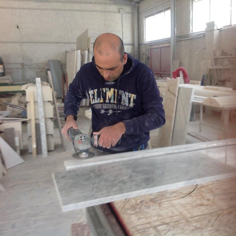 lavorazione di lastra di marmo