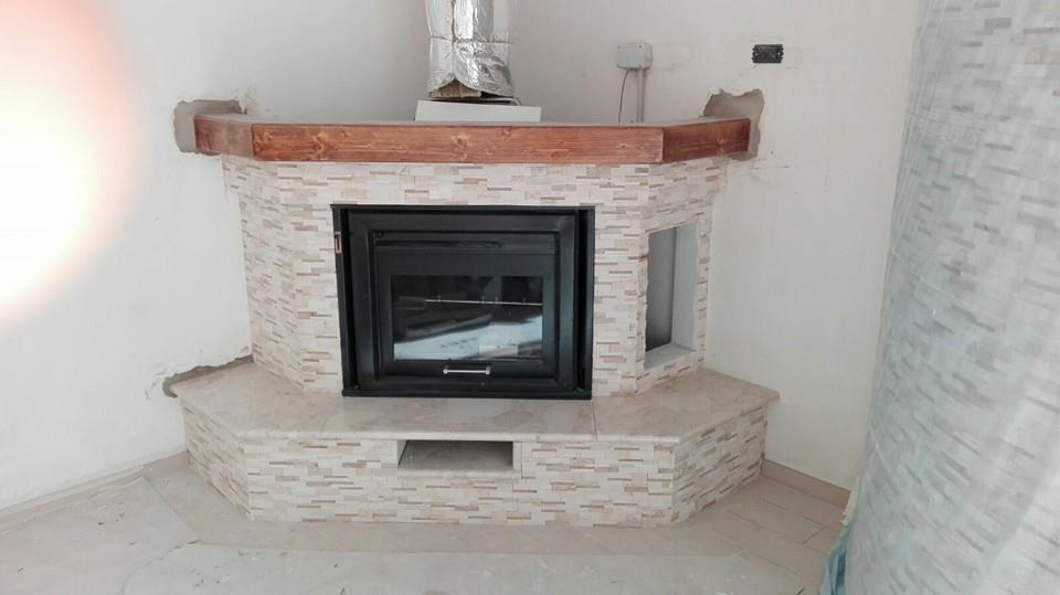 caminetto con struttura in pietra chiara