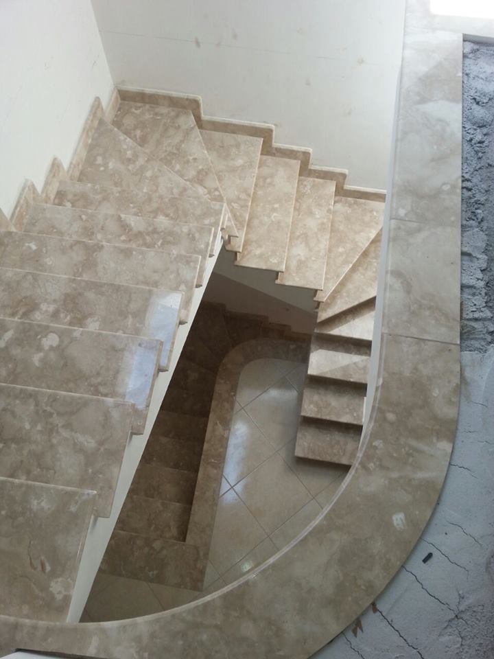 scale in pietra color grigio chiaro