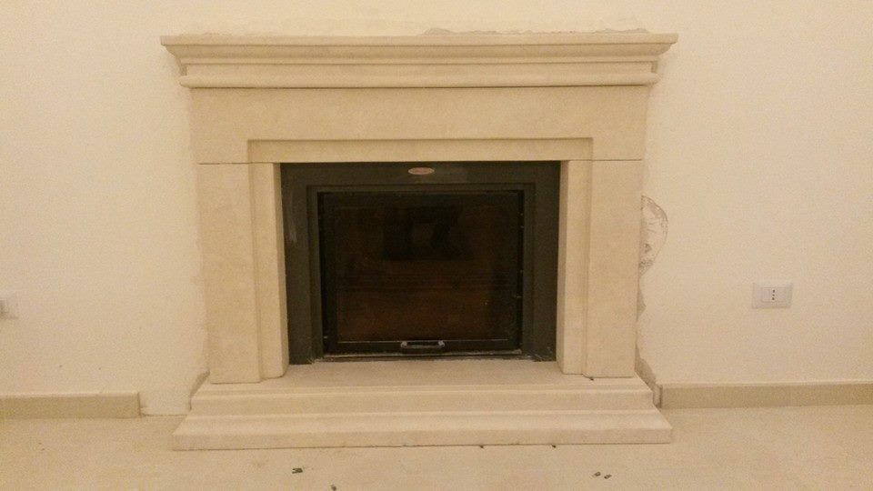 caminetto color crema in pietra naturale