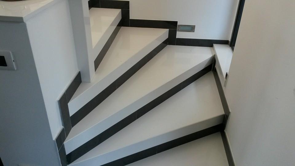 scale interne in marmo bianche e nere