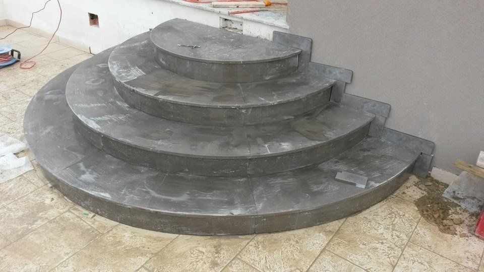 scale tondeggianti grigie in marmo