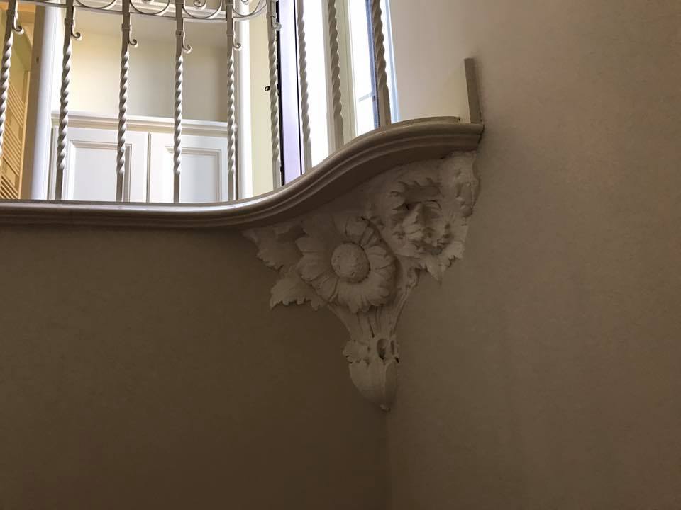 dettaglio decorativo in pietra su parete