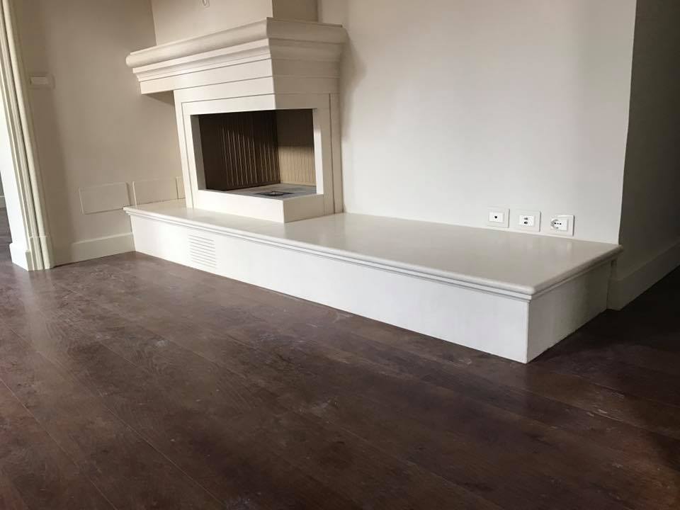 caminetto bianco angolare in pietra