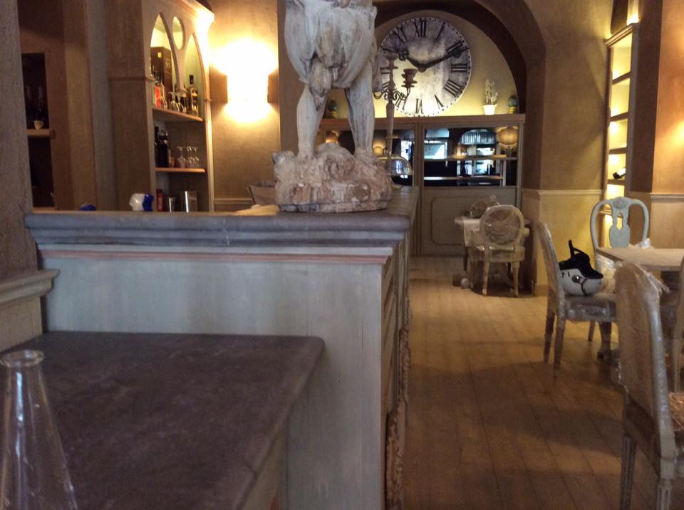 locale di classe con piani in pietra