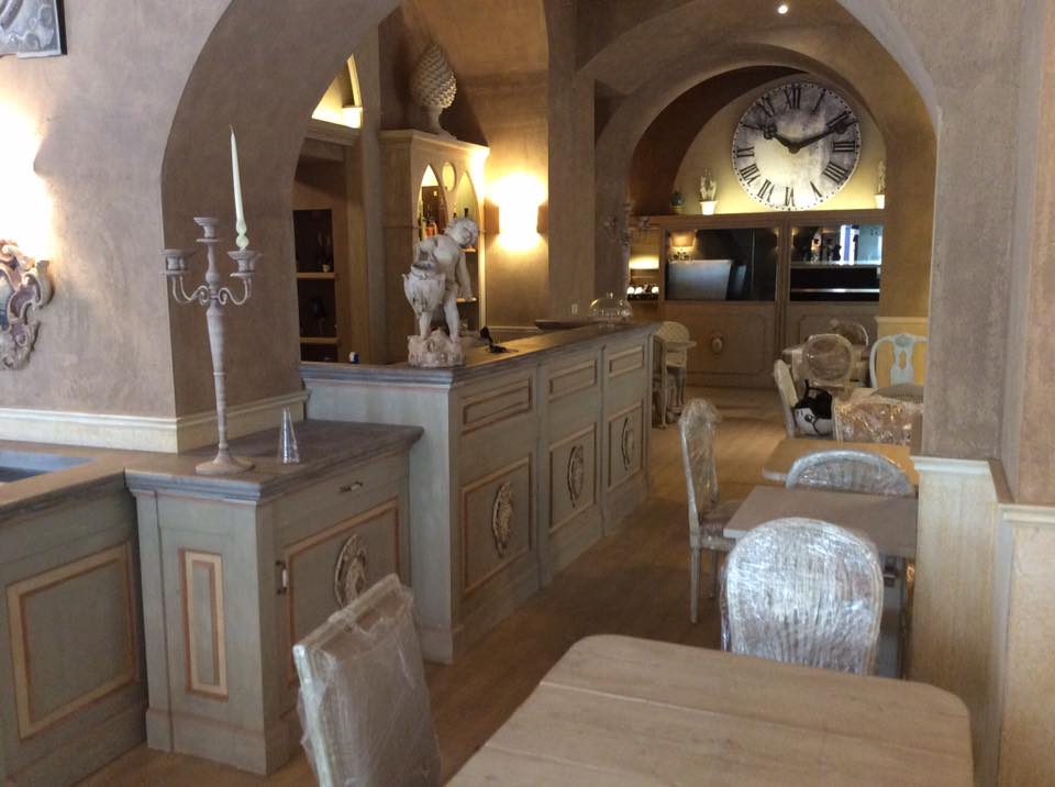 locale di classe con arredi in pietra