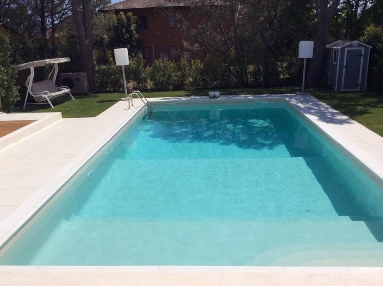 giardino con rivestimenti in pietra naturale e piscina