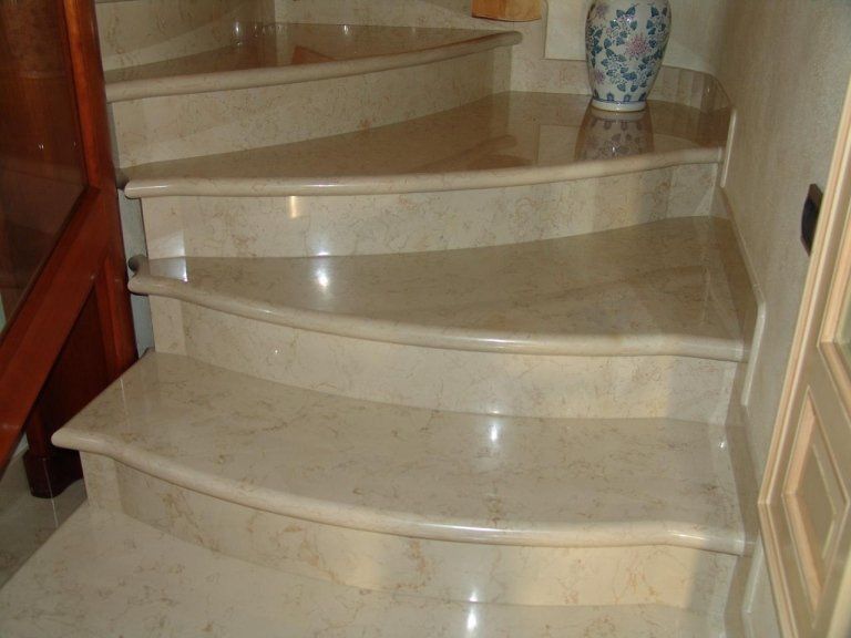 scale interne in marmo beige