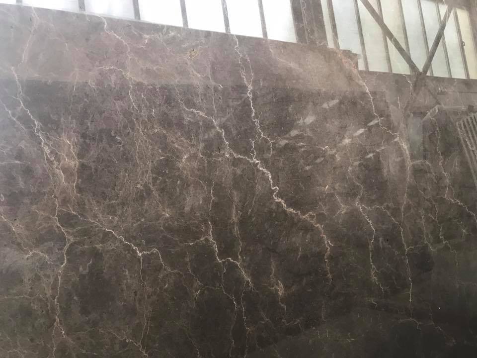 marmo grigio con lievi venature bianche