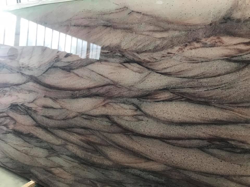 marmo con venature grigie orizzontali