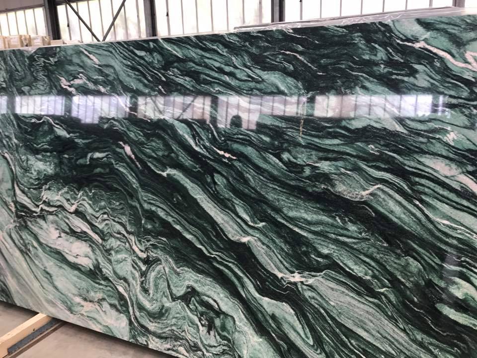 marmo verde scuro con venature bianche