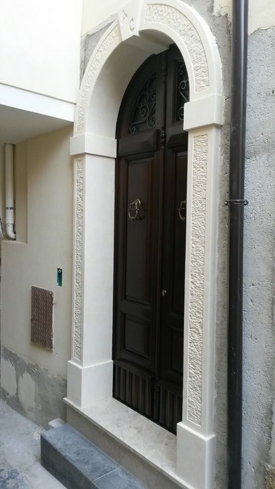 porta ad arco con stipite bianco in pietra