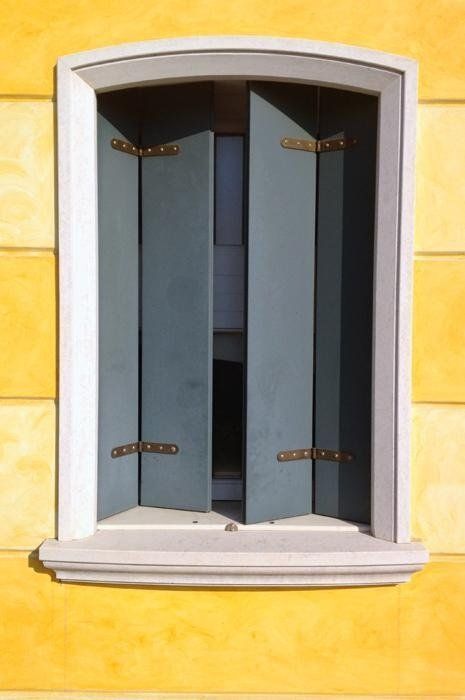 finestra con stipite in pietra e apertura a soffietto