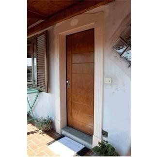 porta d'ingresso con stipite in pietra bianca