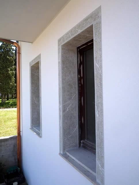 stipiti di finestre in pietra grigia