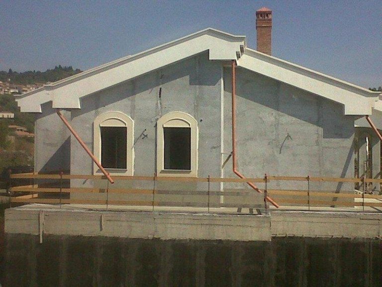 palazzo con finestre con stipiti bianchi in pietra