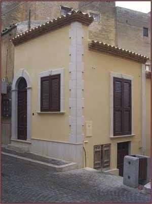 palazzina con stipiti di porte e finestre bianchi in pietra