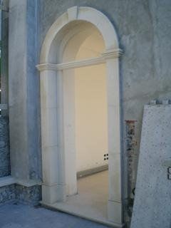 stipite in marmo bianco