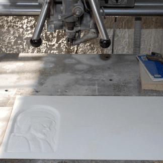 lastra in marmo bianco con fregio religioso