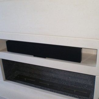 caminetto a gas con struttura in pietra bianca