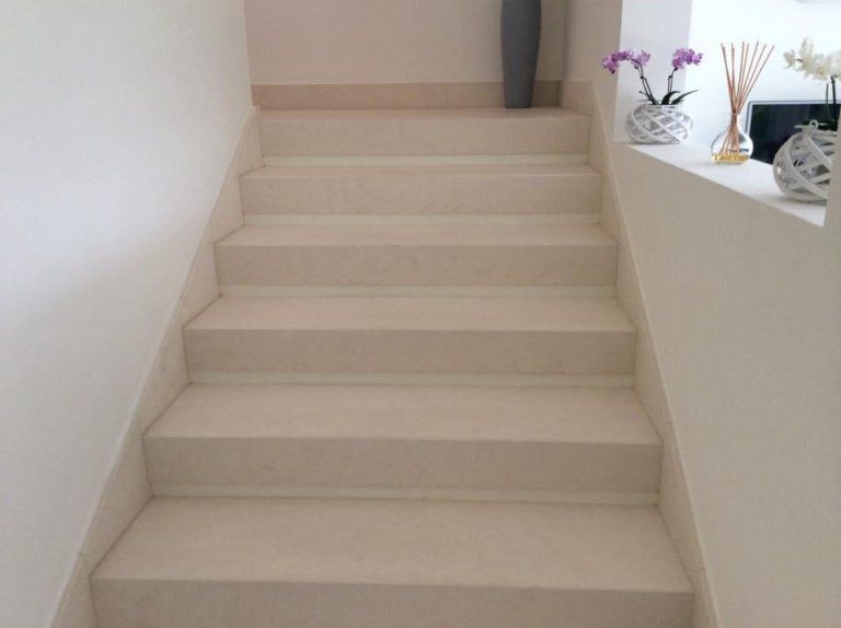 scalinata interna beige in pietra
