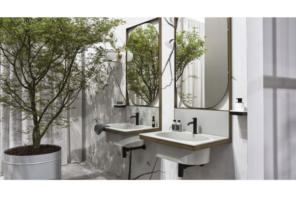 bagno con lavabo e specchi doppi