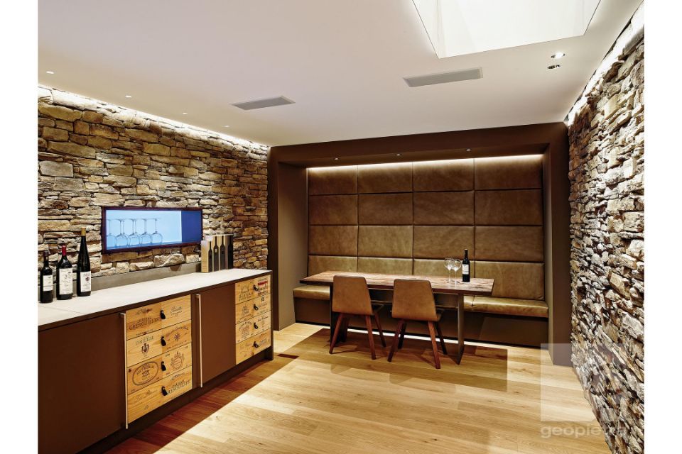 parete interna rivestita in pietra e pelle