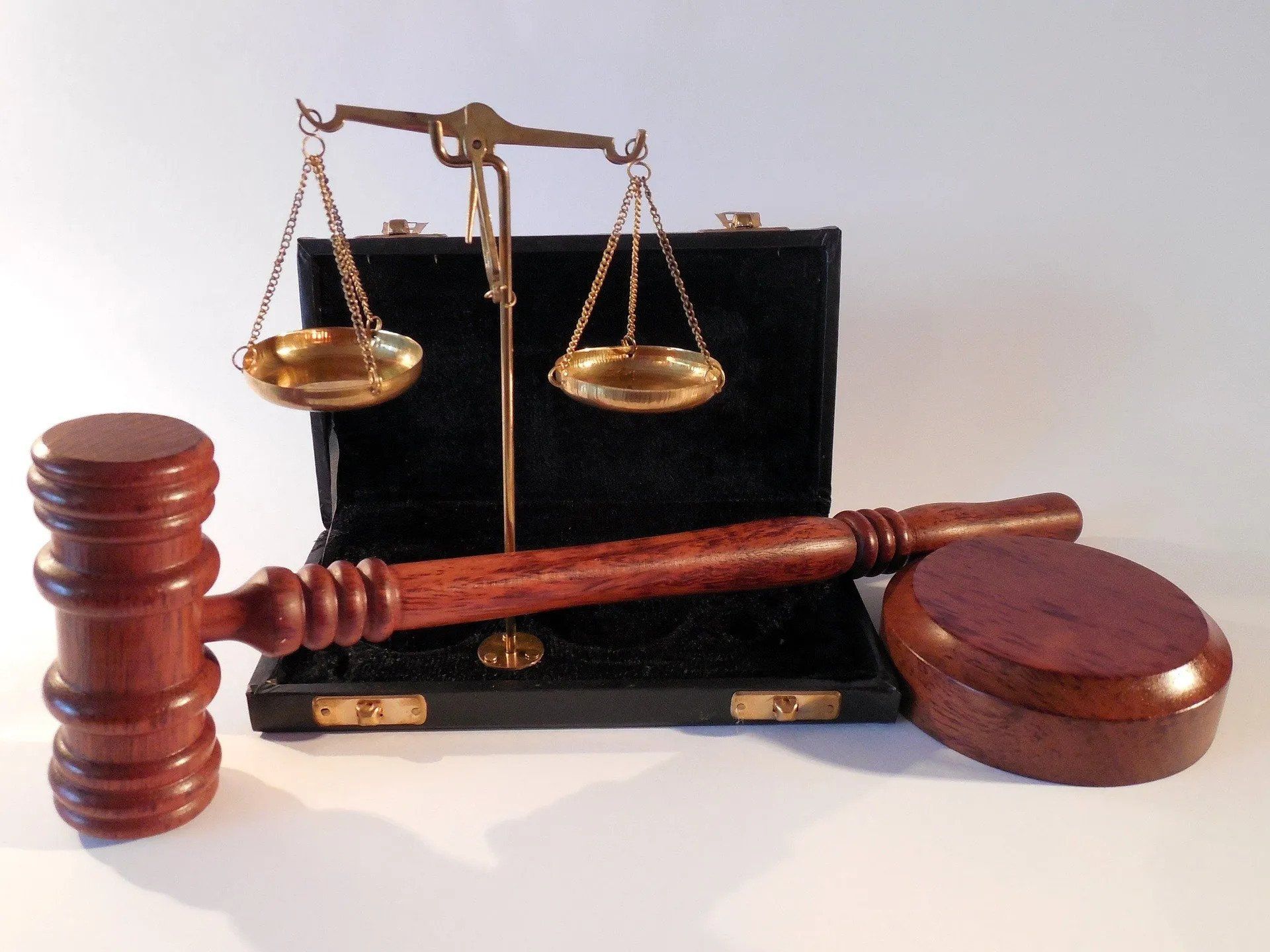 Typische Gegenstände beim Anwalt im Verkehrsrecht: Waagschale und Richterhammer