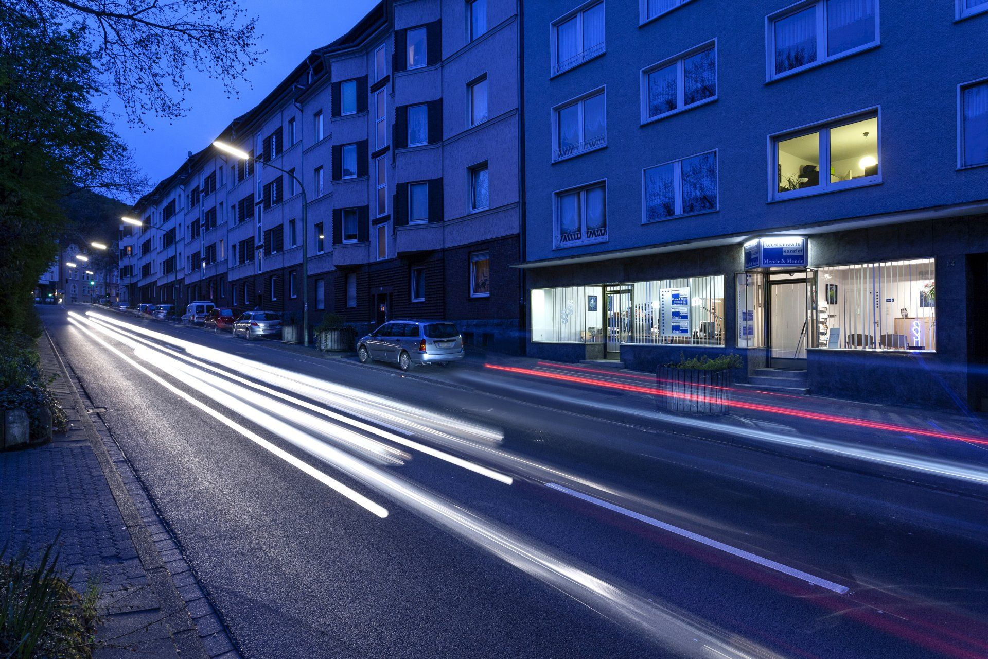 Langzeitbelichtung der Straße vor Rechtsanwaltskanzlei Mende & Mende