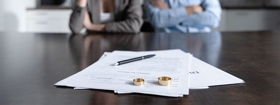 Paar ist beim Rechtsanwalt für Familienrecht in Hagen wegen der Scheidung