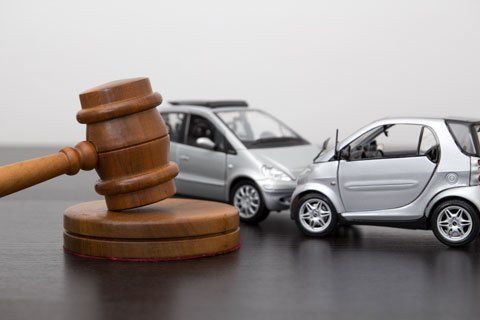 Richterhammer und Miniaturautos bei Rechtsanwalt für Verkehrsrecht und Versicherungsrecht in Hagen