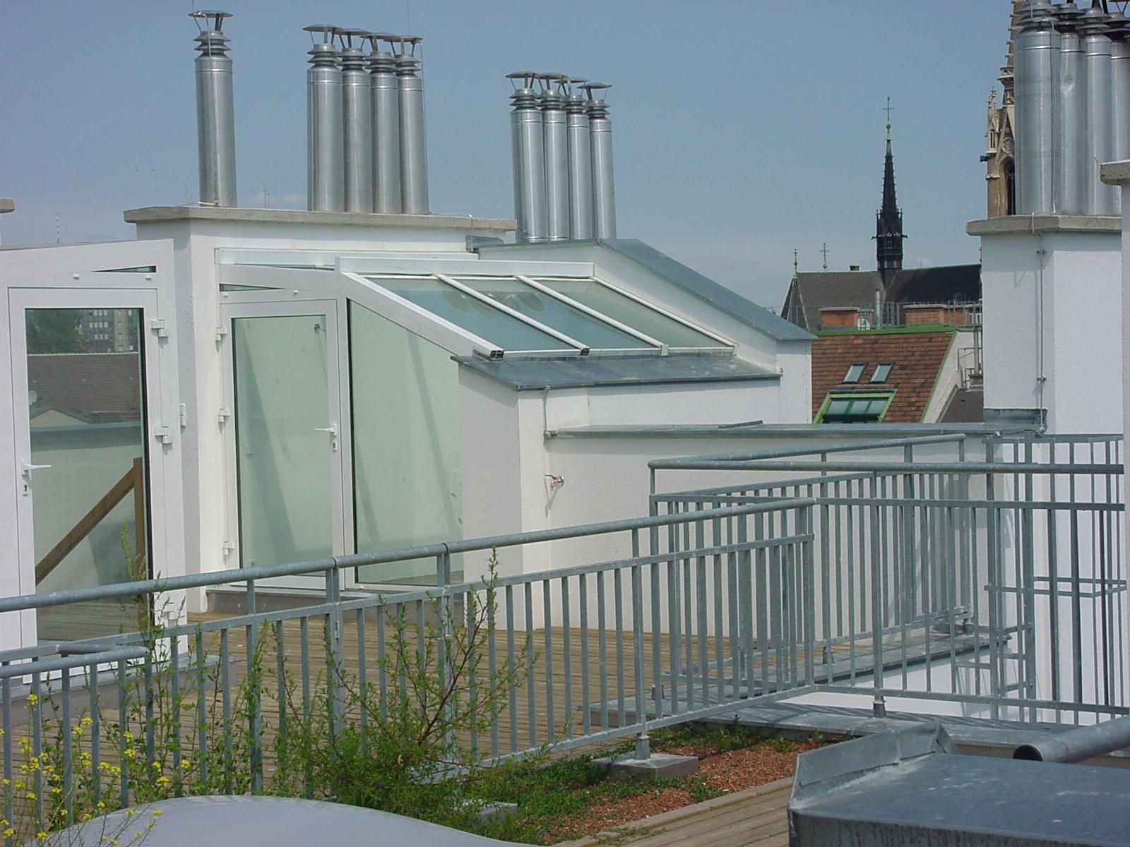 Dachterrasse mit Metallgeländer, Glastüren