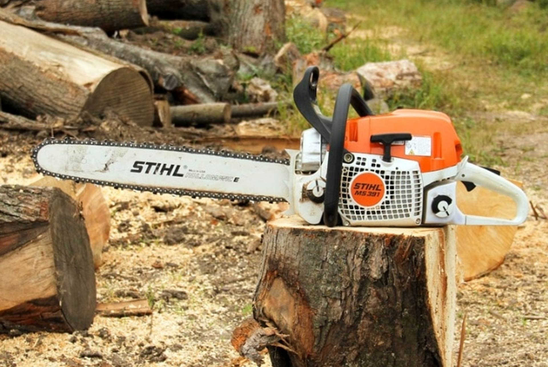 Stihl 194. Как правильно пилить деревья бензопилой штиль. Как правильно держать бензопилу. Бензопила включайте можно.