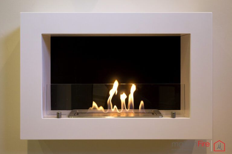 BIOCAMINO ad etanolo  AIDA Elegante biocamino da parete minimale, di formato sedici noni. Equipaggiato con bruciatore rettangolo 2 lt, dadi di fissaggio, misurino graduato per caricamento, accenditore.  Disponibile nei colori bianco o nero.