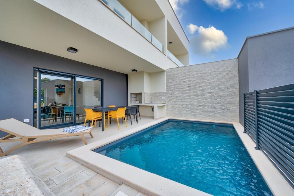 Na dvorišču hiše je velik bazen.