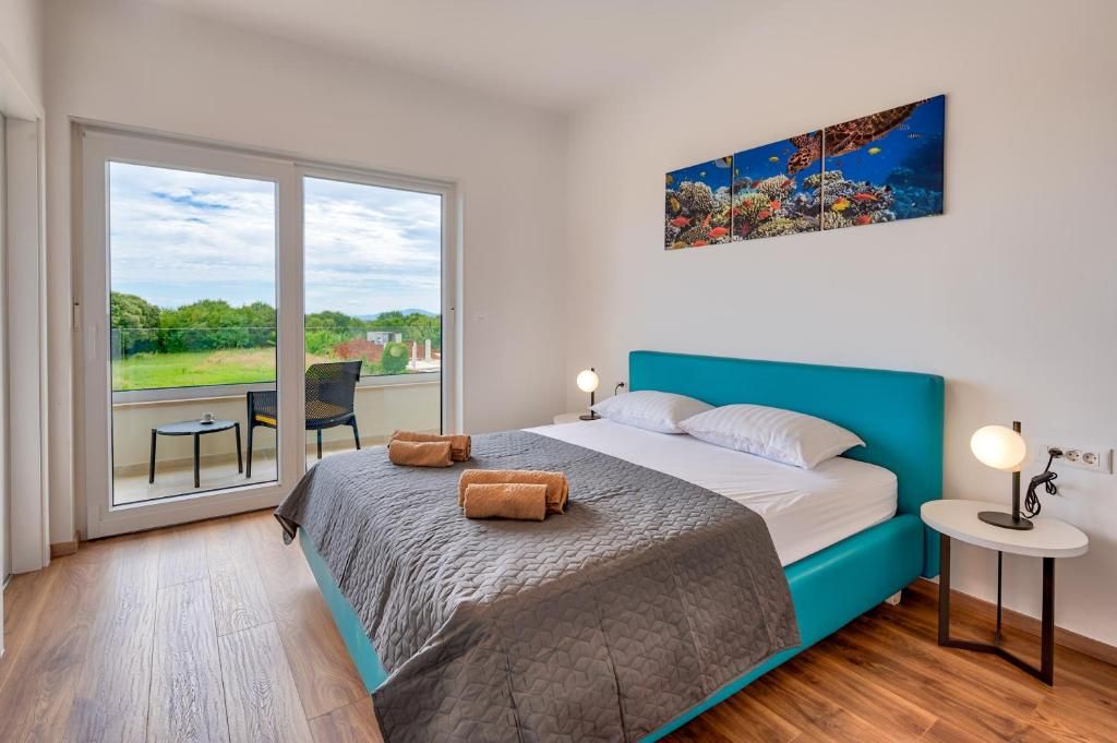 Spalnica z veliko posteljo in balkonom.