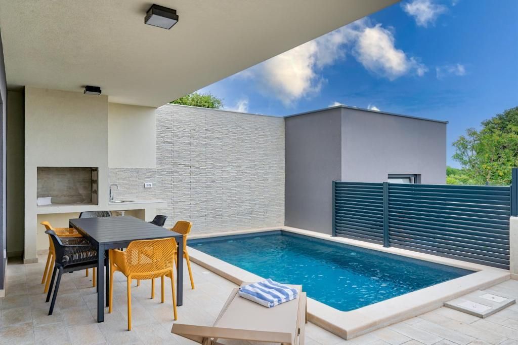 Bazen z mizo in stoli ob njem