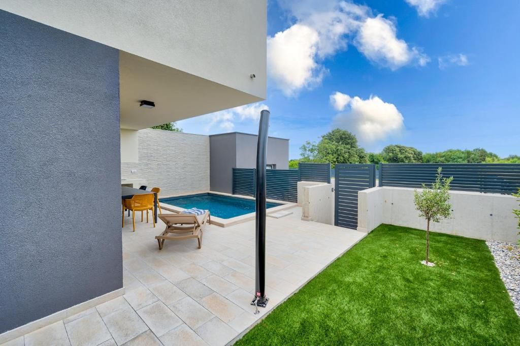 Na dvorišču hiše je bazen.