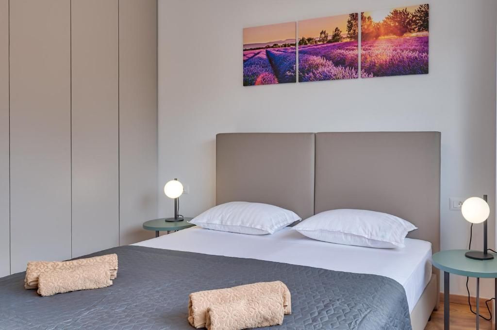 Spalnica z veliko posteljo in dvema svetilkama