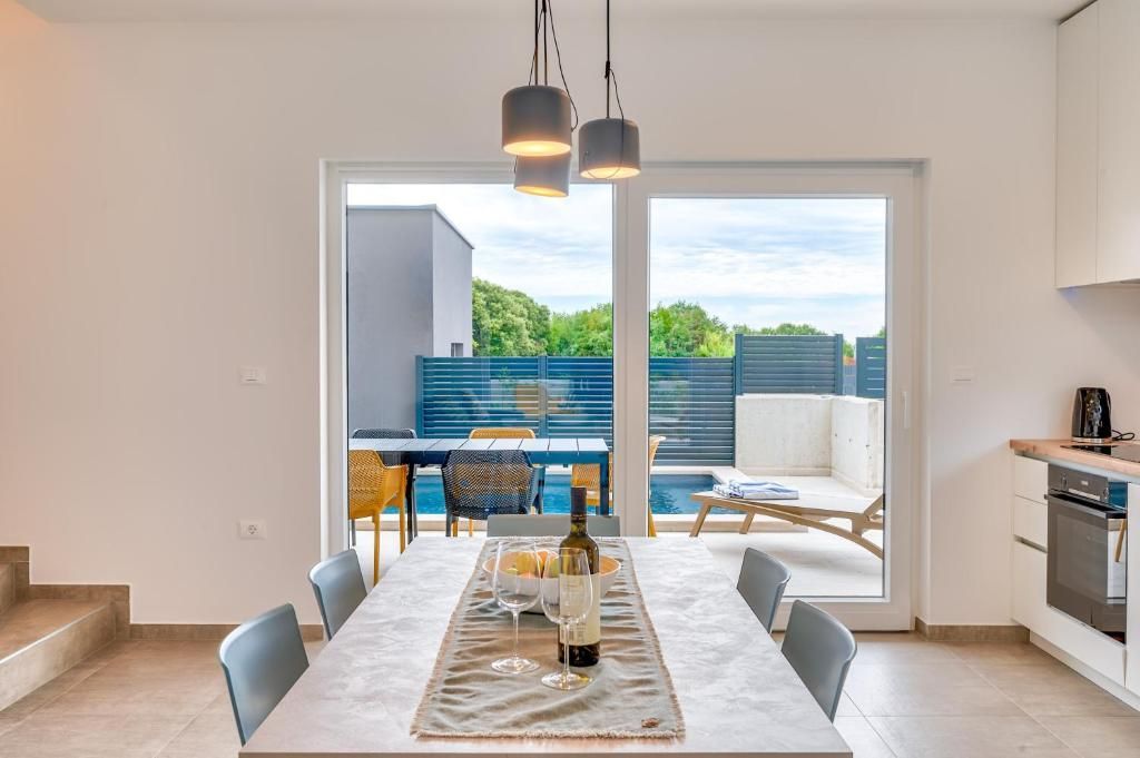 Jedilna miza s steklenico vina na njej.