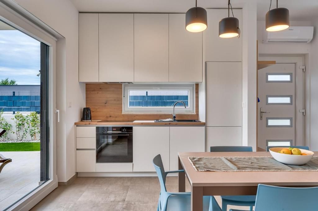 Kuhinja z mizo in stoli ter velikim oknom