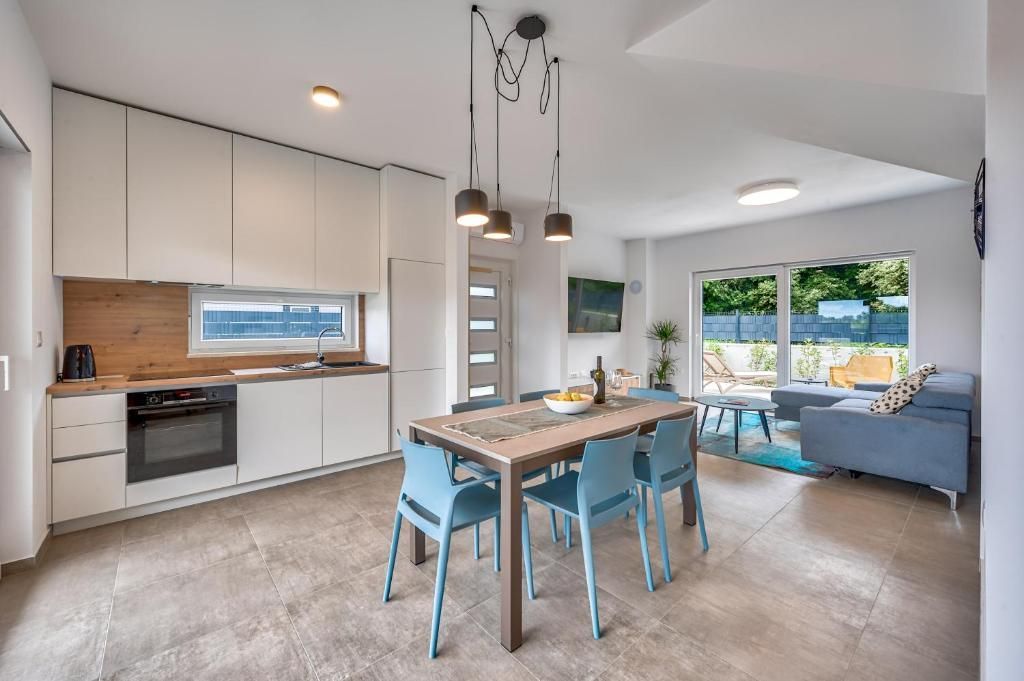 Kuhinja in jedilnica v hiši z mizo in stoli.