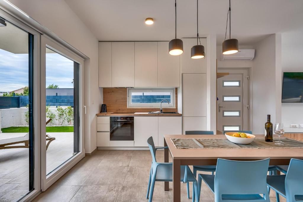 Kuhinja in jedilnica v hiši z mizo in stoli.