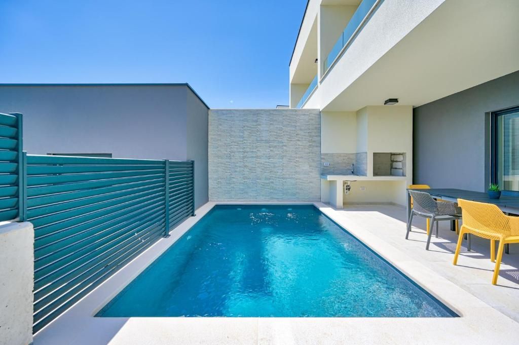 Velik bazen na dvorišču hiše