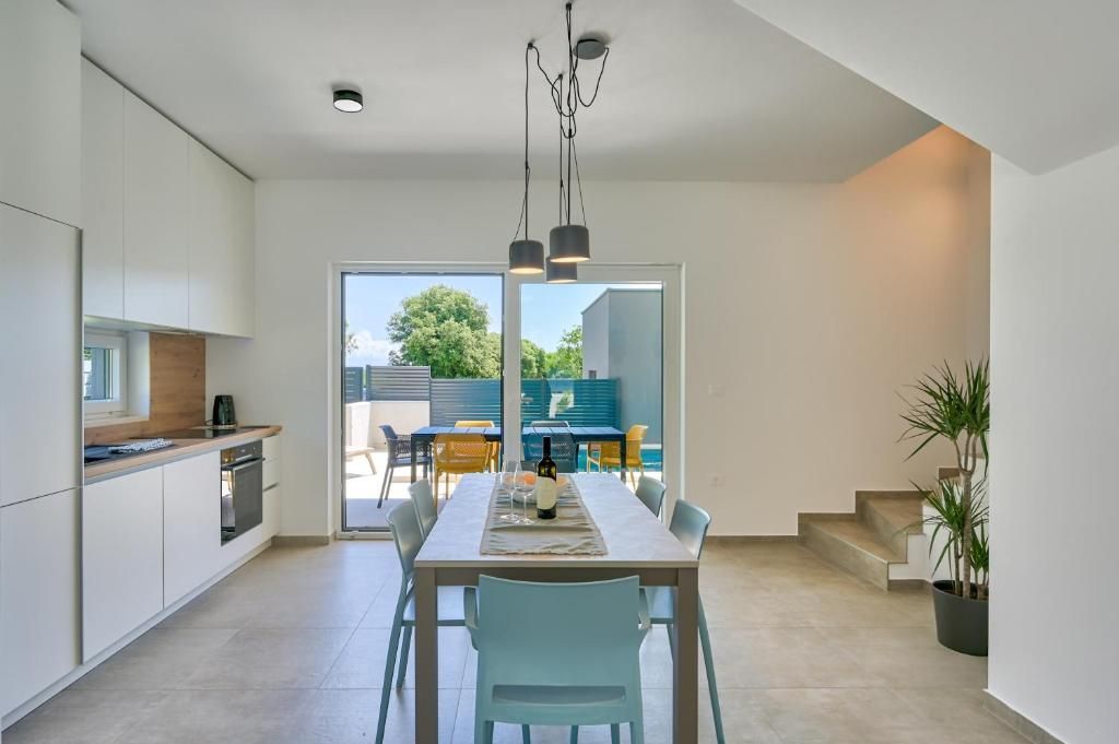 Kuhinja in jedilnica v hiši z mizo in stoli