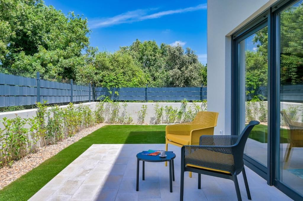 Terasa s stoli in mizo pred hišo.