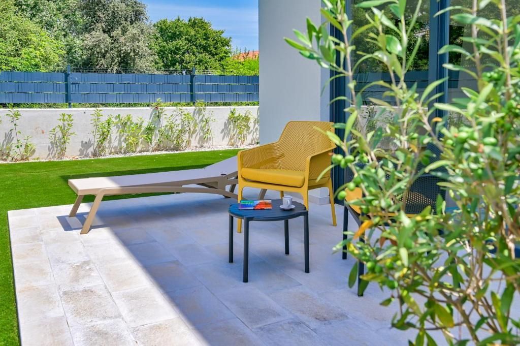 Terasa s stoli, mizo in ležalnikom.