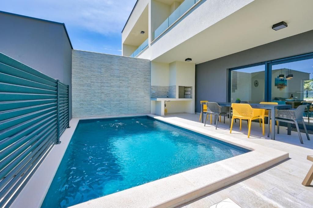 Na dvorišču hiše je velik bazen.