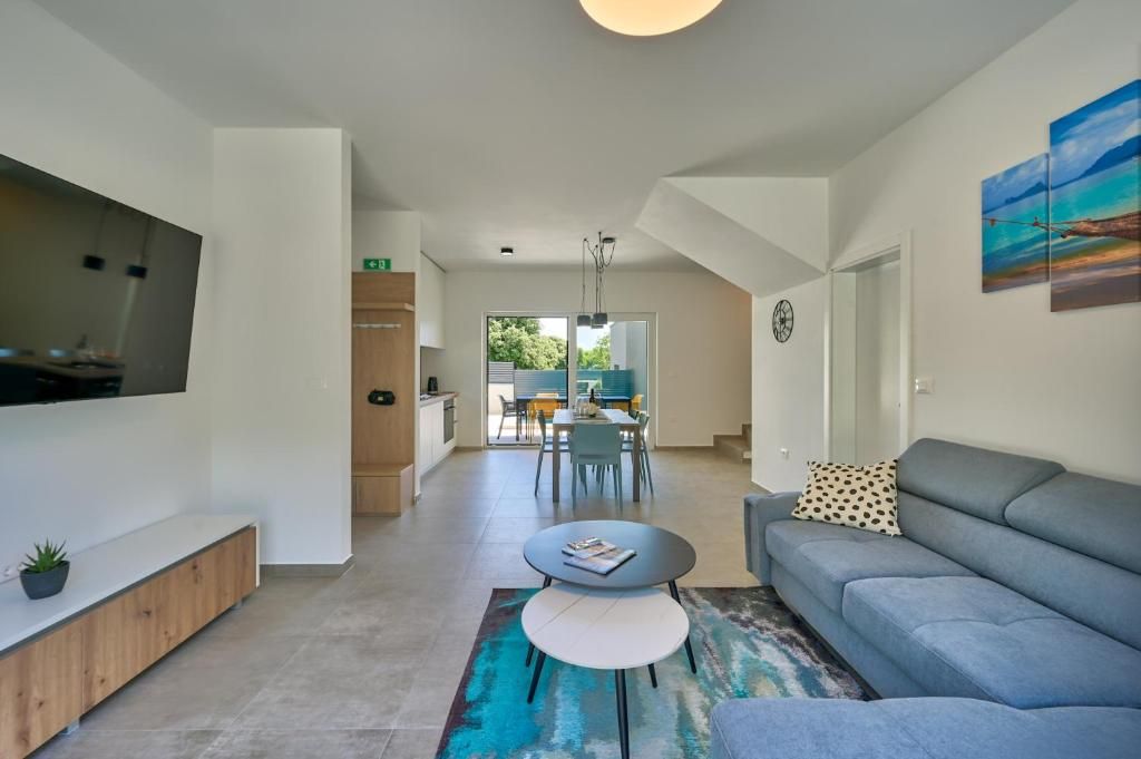 Dnevna soba s kavčem, mizo in televizijo.